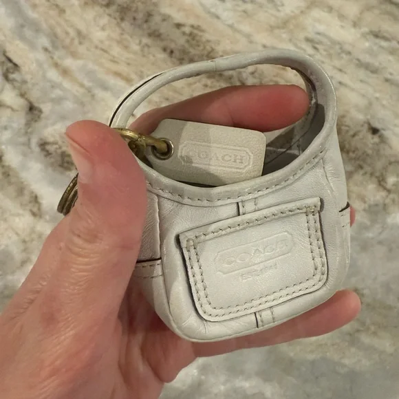 Rare EUC Coach Ergo bone white keychain with hangtag - Picture 5 of 7